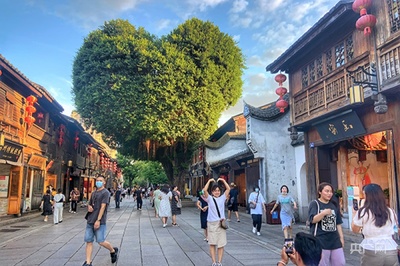 与浪漫撞满怀 福州三坊七巷升起“爱心树”